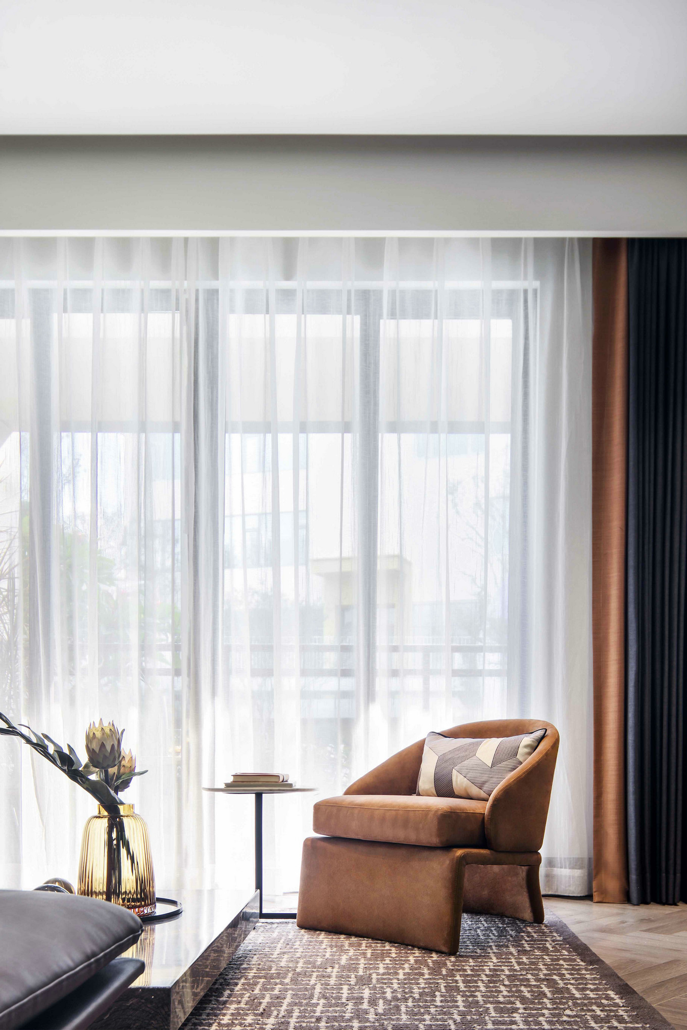 現(xiàn)代輕奢風(fēng)格室內(nèi)家裝案例效果圖-客廳陽臺(tái) 現(xiàn)代輕奢風(fēng)格室內(nèi)家裝案例效果圖-客廳陽臺(tái)