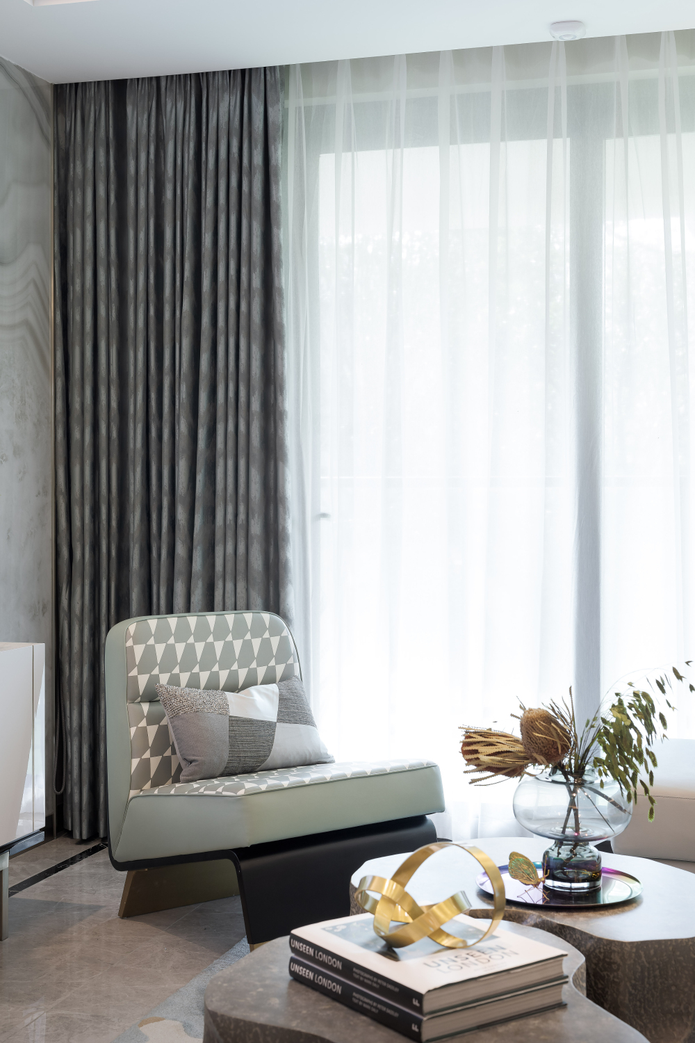 現(xiàn)代輕奢風(fēng)格室內(nèi)設(shè)計(jì)家裝案例-客廳落地窗 現(xiàn)代輕奢風(fēng)格室內(nèi)設(shè)計(jì)家裝案例-客廳落地窗