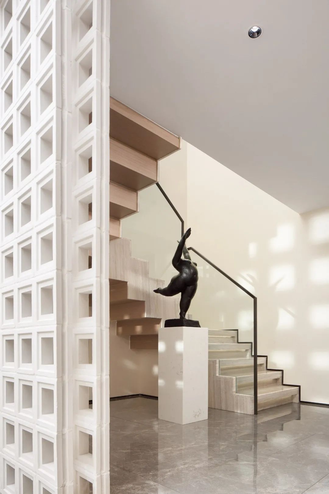 現(xiàn)代簡約風(fēng)格別墅室內(nèi)設(shè)計家裝案例-樓梯 現(xiàn)代簡約風(fēng)格別墅室內(nèi)設(shè)計家裝案例-樓梯