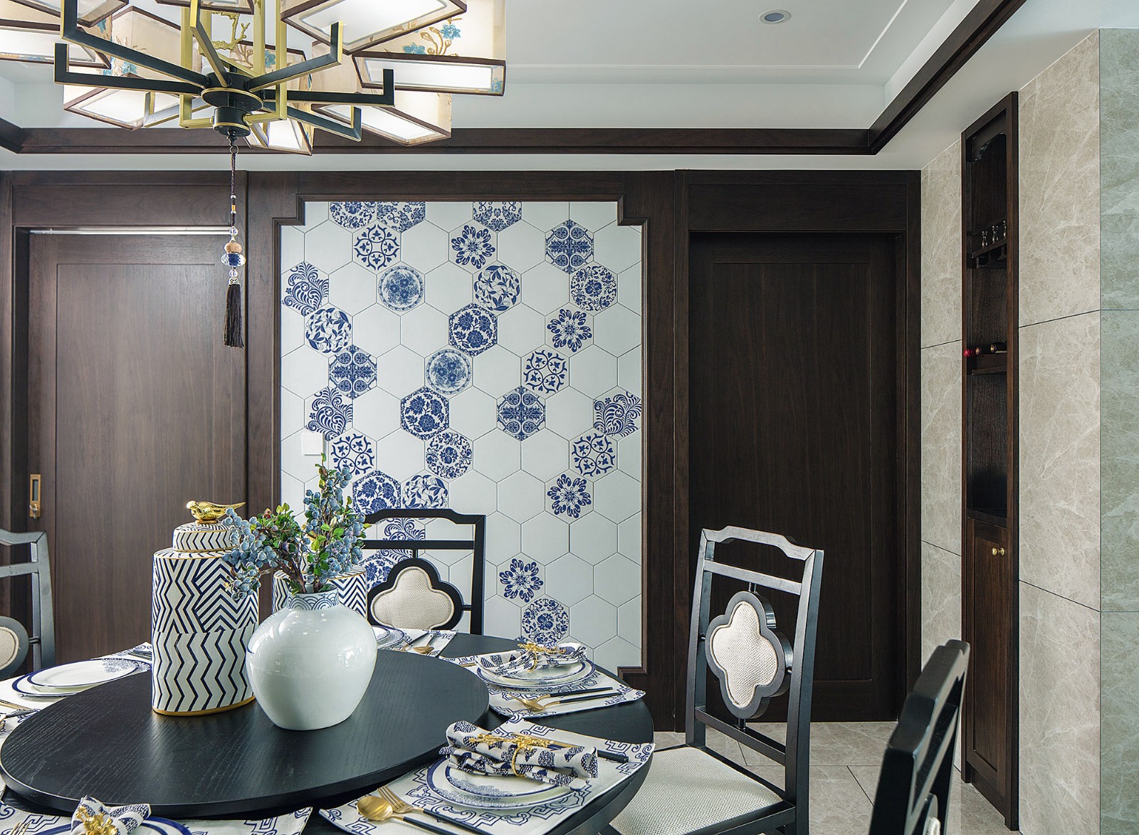 裝修案例新中式風(fēng)格室內(nèi)裝修效果圖-餐廳 裝修案例新中式風(fēng)格室內(nèi)裝修效果圖-餐廳