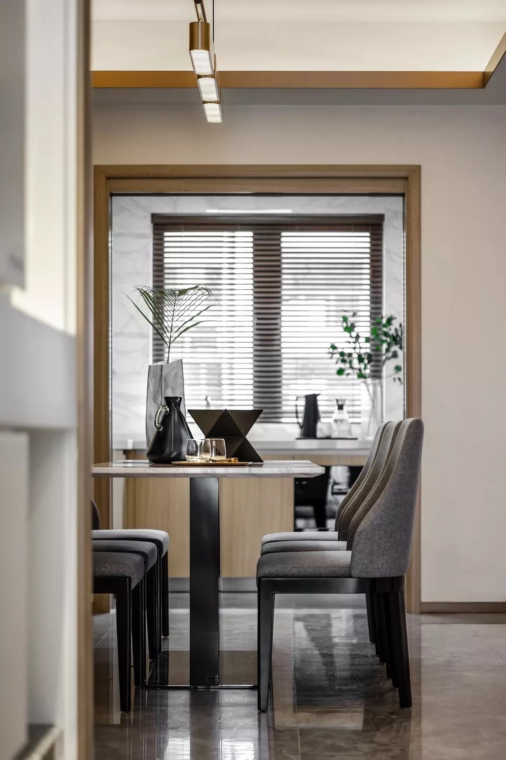 現(xiàn)代簡約風格家裝設(shè)計室內(nèi)裝修效果圖-餐廳 現(xiàn)代簡約風格家裝設(shè)計室內(nèi)裝修效果圖-餐廳