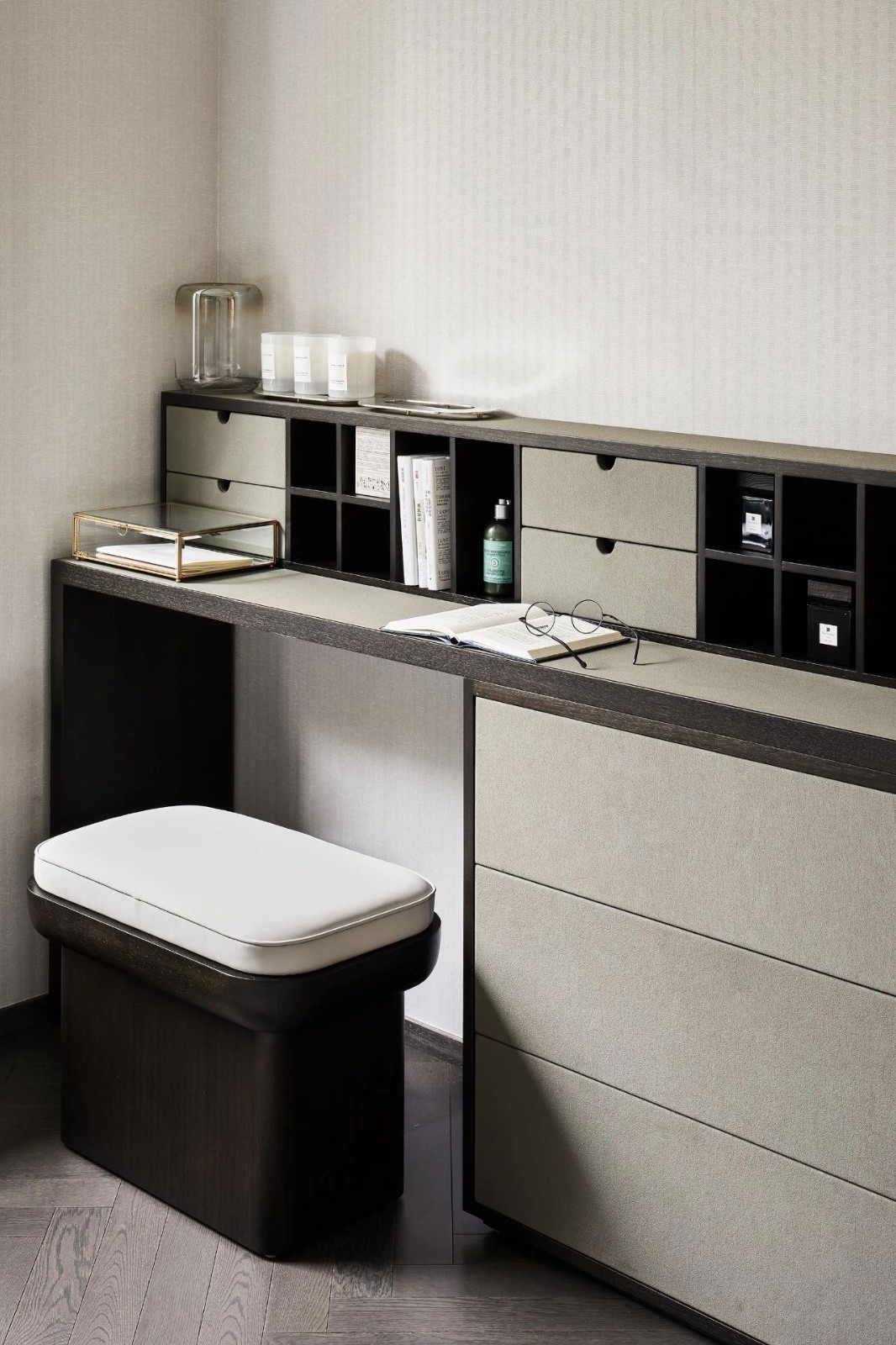 現(xiàn)代輕奢風(fēng)格室內(nèi)設(shè)計(jì)家裝案例-書桌 現(xiàn)代輕奢風(fēng)格室內(nèi)設(shè)計(jì)家裝案例-書桌