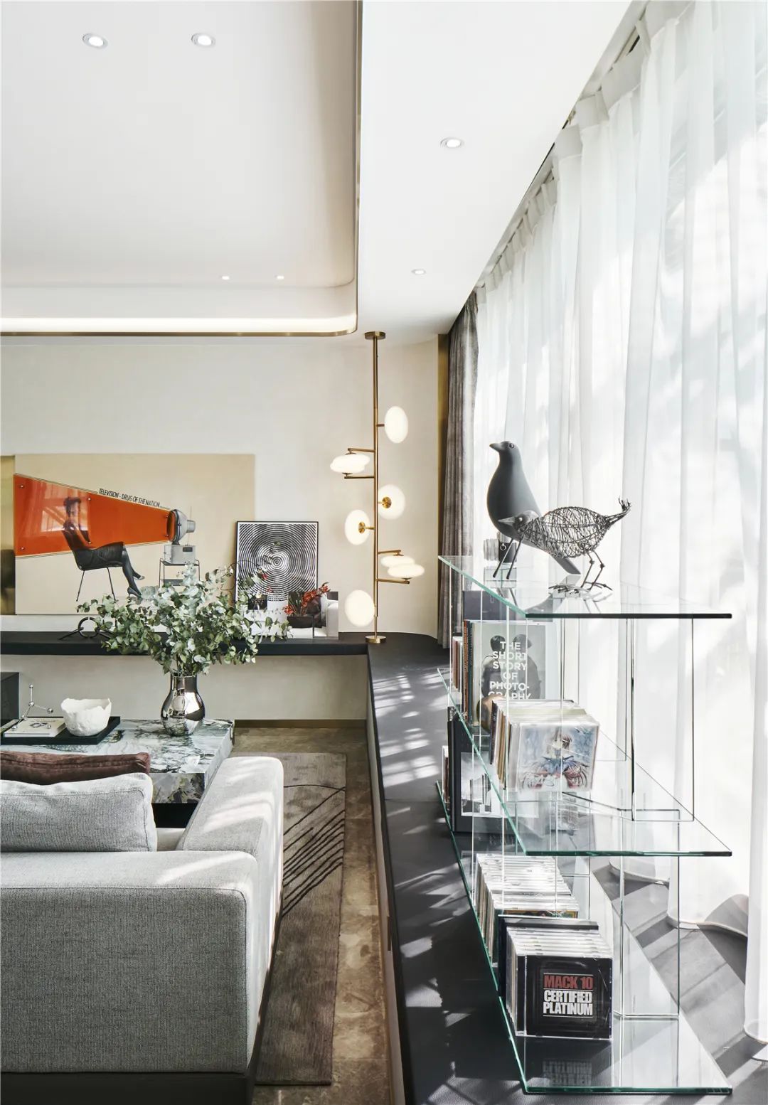 現(xiàn)代輕奢風格家裝設計室內裝修效果圖-客廳陽臺 現(xiàn)代輕奢風格家裝設計室內裝修效果圖-客廳陽臺